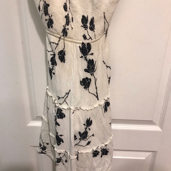 Illa Illa 🤍🖤 Écru Halter Dress with Black Flowers, Size Medium - Picture 5 of 5